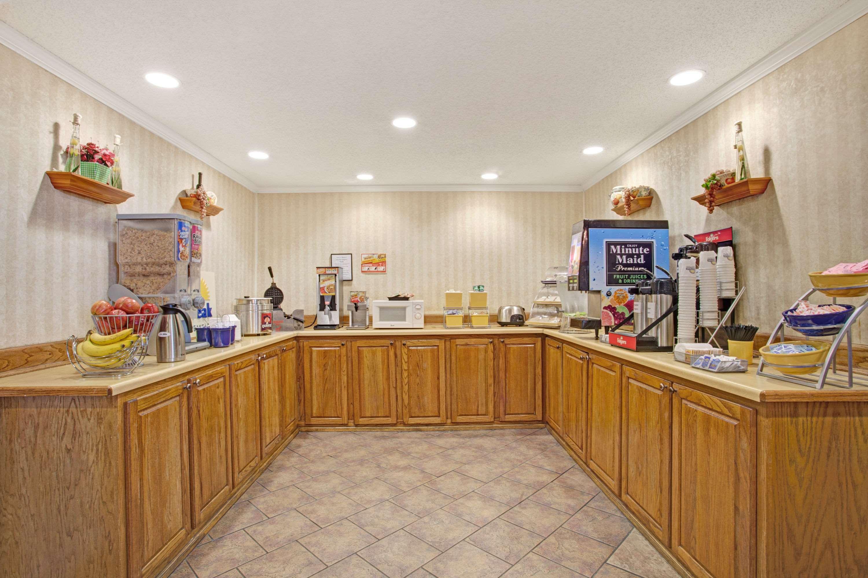 Days Inn & Suites By Wyndham Collierville Germantown Area Экстерьер фото